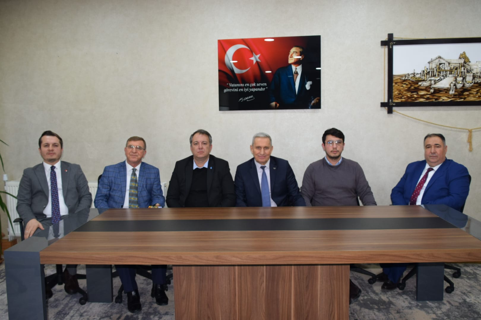 Çay Kaymakamlığı'nın Afişinde AK Parti Simgesi Tepki Çekti